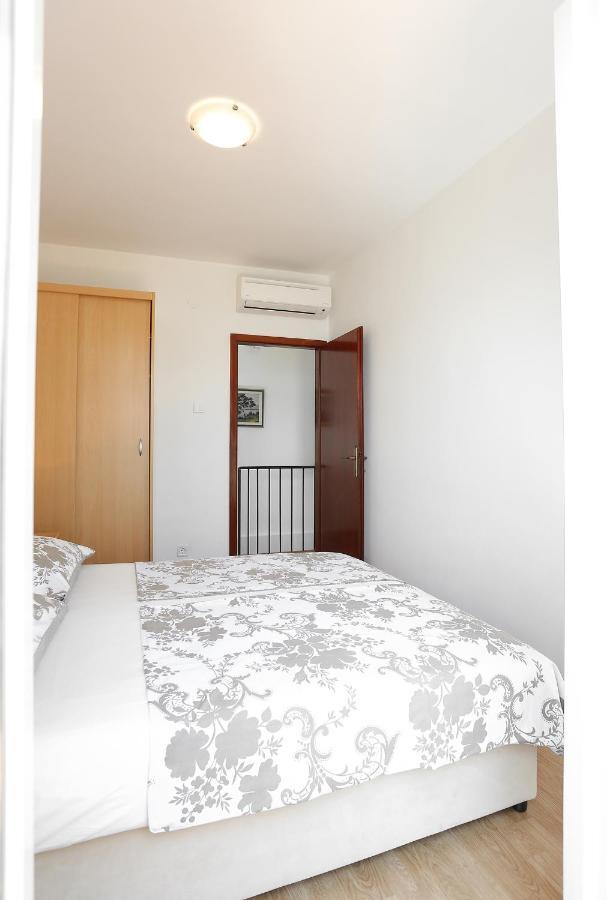 Holiday Home Lucica Сутіван Екстер'єр фото